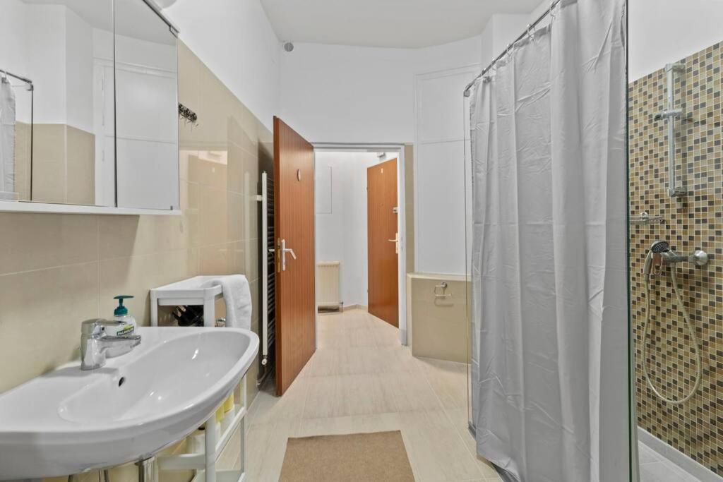 Modern Apartment Close To Center - 2Br Вена Экстерьер фото