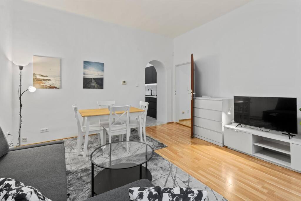 Modern Apartment Close To Center - 2Br Вена Экстерьер фото