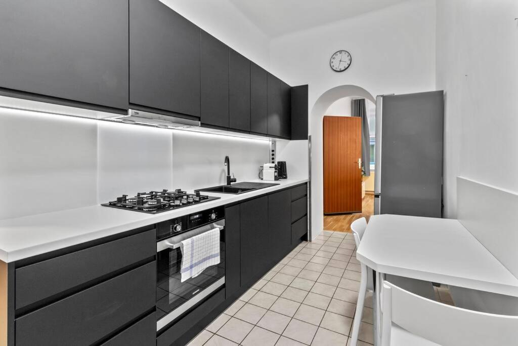 Modern Apartment Close To Center - 2Br Вена Экстерьер фото